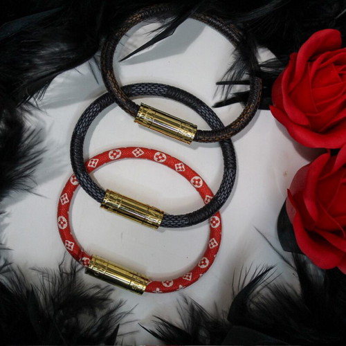 Bracelet with magnetic clasp in three colors, like new