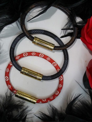 Bracelet with magnetic clasp in three colors, like new