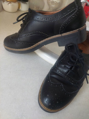 Women's leather Oxfords like new, size 38, black