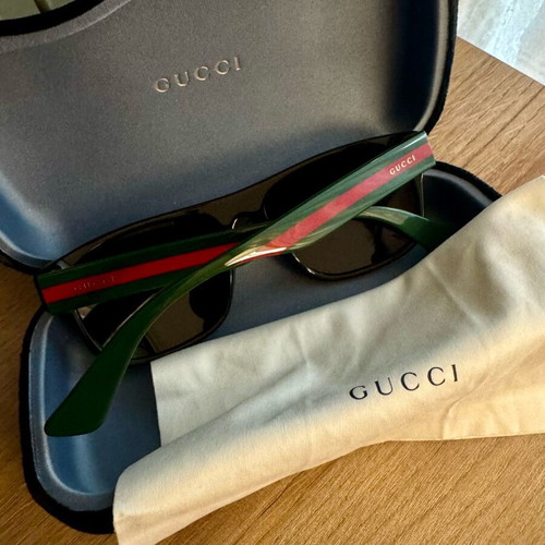 Gucci sunglasses like new, unisex classic design