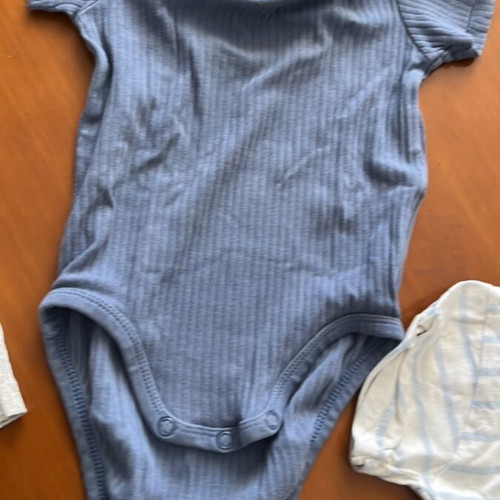 Baby bodysuits and pants 9 to 12 months like new, set of 8 pieces