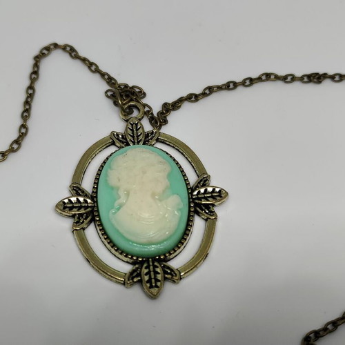 Vintage style pendant necklace with cameo decoration, like new