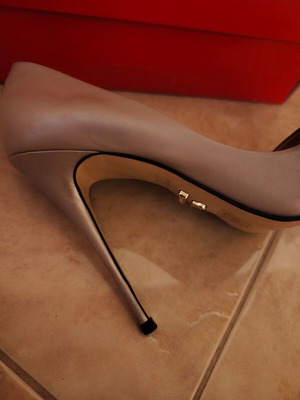 Carrano leather pumps like new, beige and black, size 40