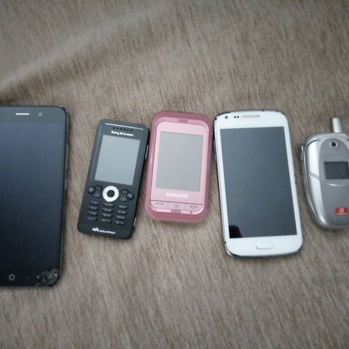 Various old mobile phones, bundle without chargers