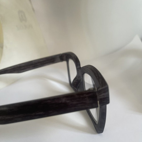 Unisex presbyopia glasses with geometric design