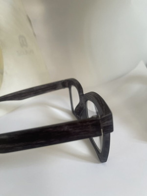 Unisex presbyopia glasses with geometric design