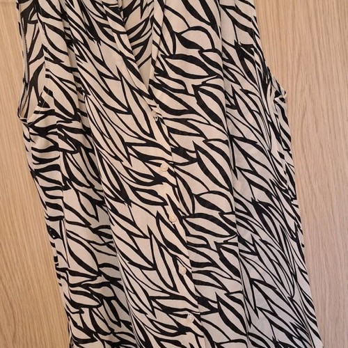 Women's sleeveless shirt like new, black and beige