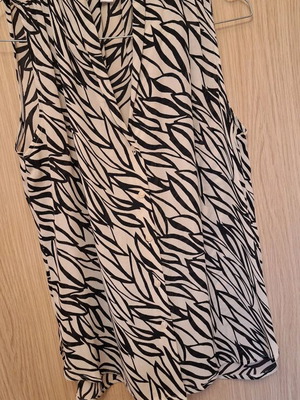 Women's sleeveless shirt like new, black and beige