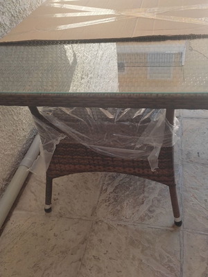 Τραπέζι τραπεζαρίας ρατταν με ενισχυμένο σκελετό και τζάμι σαν καινούργιο