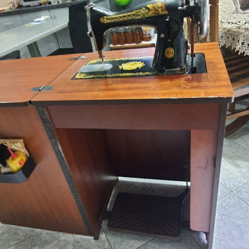 Singer Sewing Machine like new, functional for embroidery