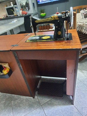 Singer Sewing Machine like new, functional for embroidery