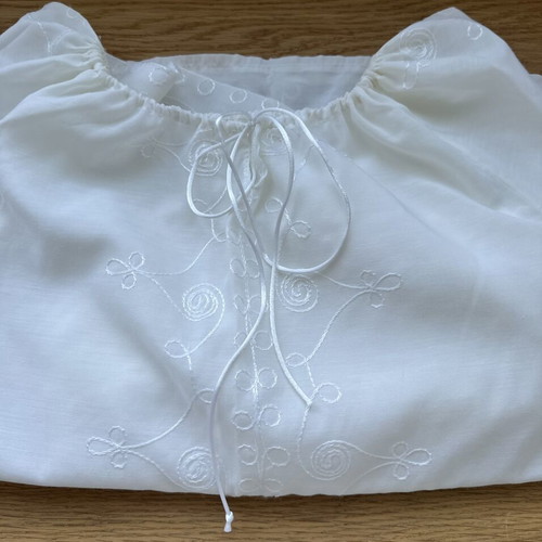 Tunic white like new with beautiful front and sleeve design