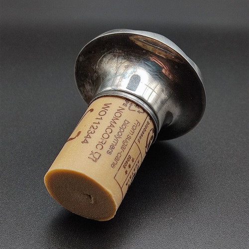 Set of 4 items like new (wine cork, tie opener, bell, pouch)
