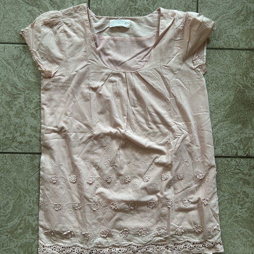 Pink blouse used with floral embroidery and lace details, size M