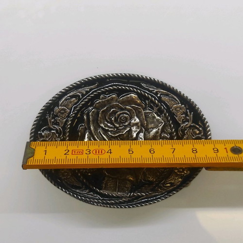 Vintage belt buckle with embossed rose like new, western/boho style