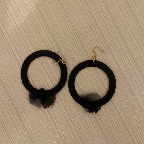 Earrings faux black hoop like new