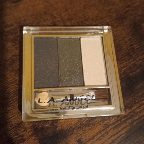 L.A. Angel Eye Shadow Set with 3 Shimmery Shades and Applicator