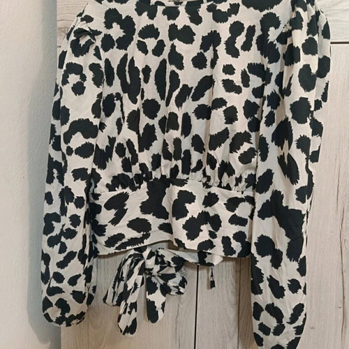 Blouse with open back like new, one size, black and beige