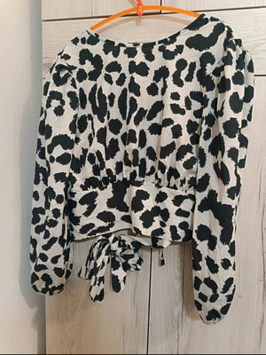 Blouse with open back like new, one size, black and beige