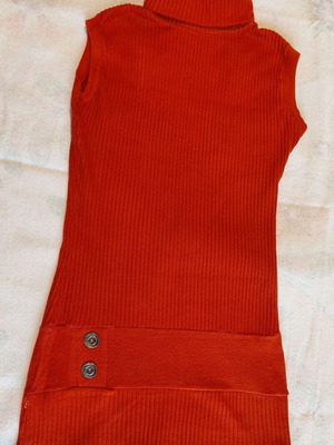 Sleeveless turtleneck top like new, brick red