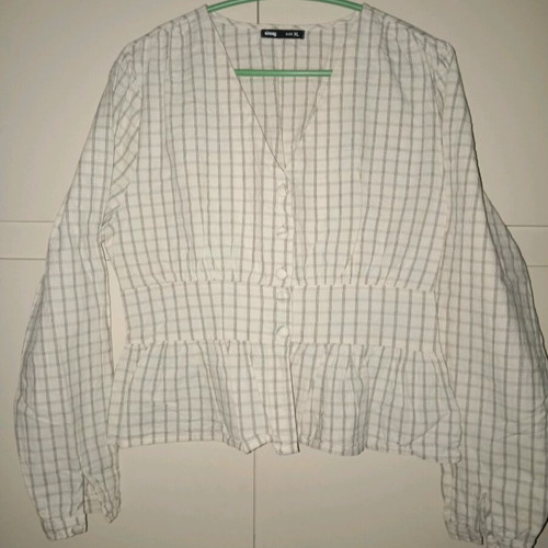Sinsay fitted buttoned blouse like new, M/L, white-beige check