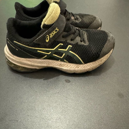 Παπούτσια Asics αγόρι νούμερο 28 μεταχειρισμένα, φθαρμένα στα πάνινα μέρη