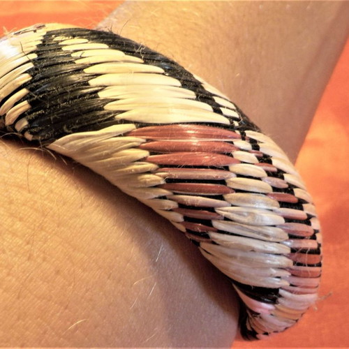 Bracelet and earrings set made of plastic cord in beige, pink, brick red, black