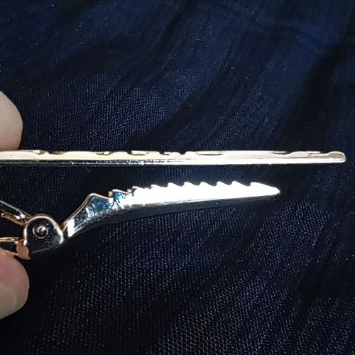 Vintage gold tie clip with embossed floral decoration, like new