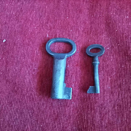 Antique metal keys set of 2, 8 and 6 points, like new, 1890-1920