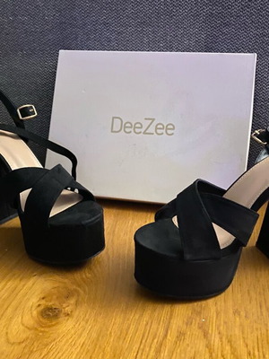 Black velvet platform sandals DeeZee No 39 like new