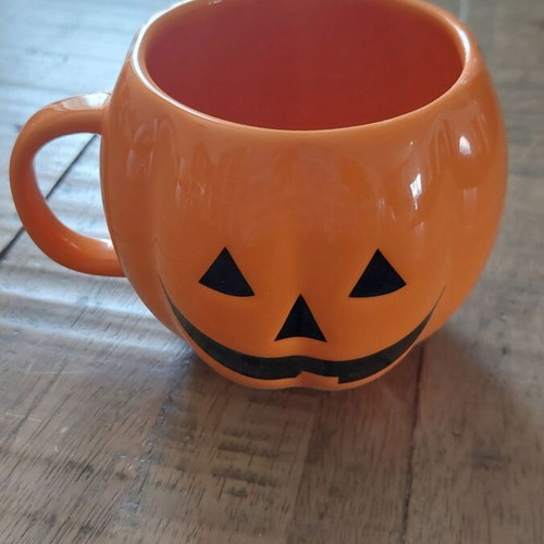 Halloween mugs like new, set of 2 with pumpkin and ghost