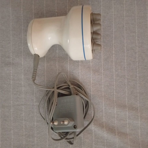 Massage device with adjustable intensity and small heads