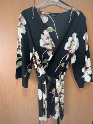 Floral kimono like new, black with pink and olive design