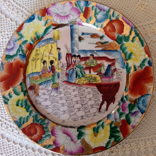 Porcelain decorative plate with oriental figures, Rose Medallion style, 25.5 cm