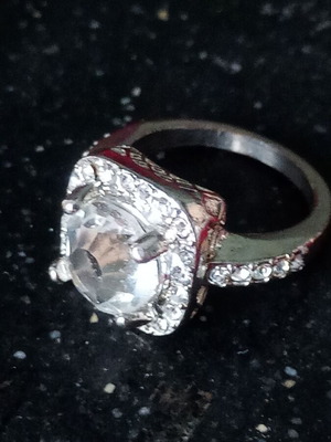 Zircon ring brilliant cut on silver-plated base like new