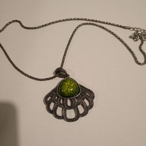 Women's necklace used with green stone and silver details