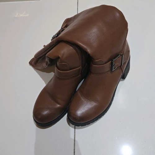 Brown boots like new, soft with low heel, size 38