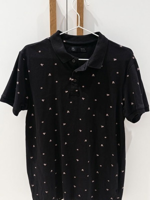 Ανδρική μπλούζα polo Bershka μαύρη με μοτίβο νεκροκεφαλές μέγεθος M σαν καινούργιο