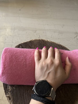 Hand Support Pillow used, ideal for nail technicians or tendonitis