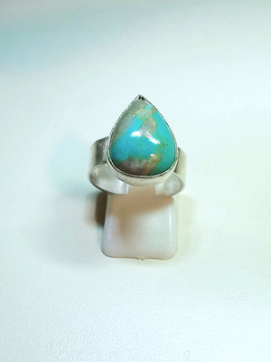 Silver ring 9.25 with turquoise semi-precious stone like new
