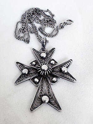 Vintage Maltese Cross pendant 925 silver like new with chain