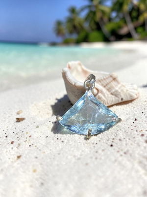 Ръчно изработен сребърен медальон с естествен аквамарин нов