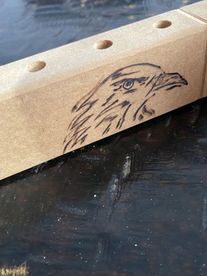 Μολυβοθήκη ξύλινη καινούργια με πυρογραφία 20x3εκ ύψος 5εκ