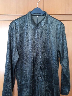 Long shirt like new, snake print, cypress color, size L
