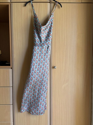 Satin dress with belt and cross back by Hype like new, multicolor, size M
