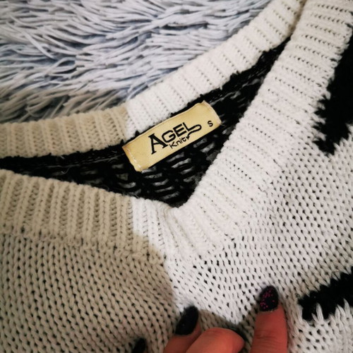 White sweater with black stars like new