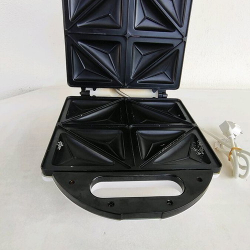 Amber sandwich maker used for 4 toasts and 8 cheese pies