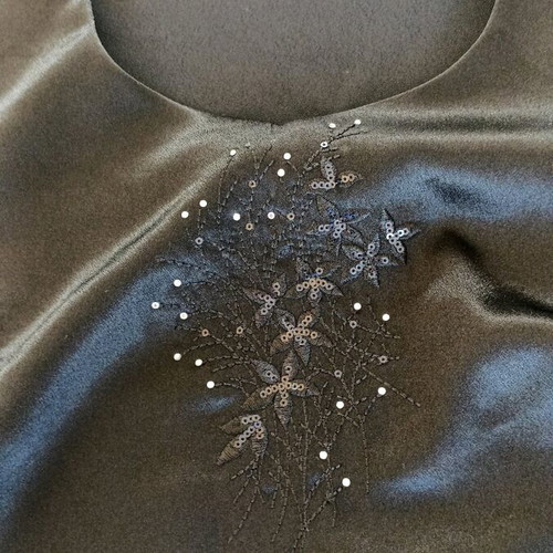 Women's black satin sleeveless top like new, size 5