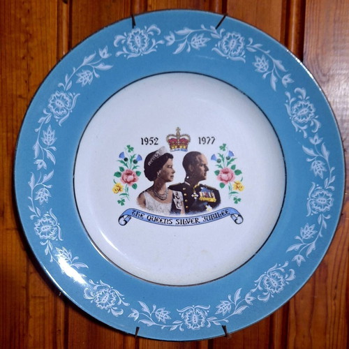 Vintage Queen Elizabeth II Silver Jubilee 1977 Collectible Plate like new