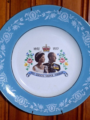 Vintage Queen Elizabeth II Silver Jubilee 1977 Collectible Plate like new
